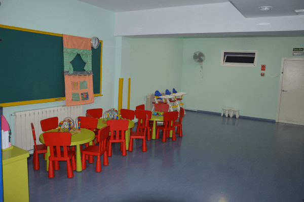 Dining room and internal patio of Un món màgic in Cerdanyola