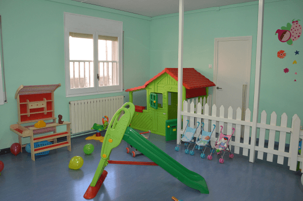 Dining room and internal patio of Un món màgic in Cerdanyola